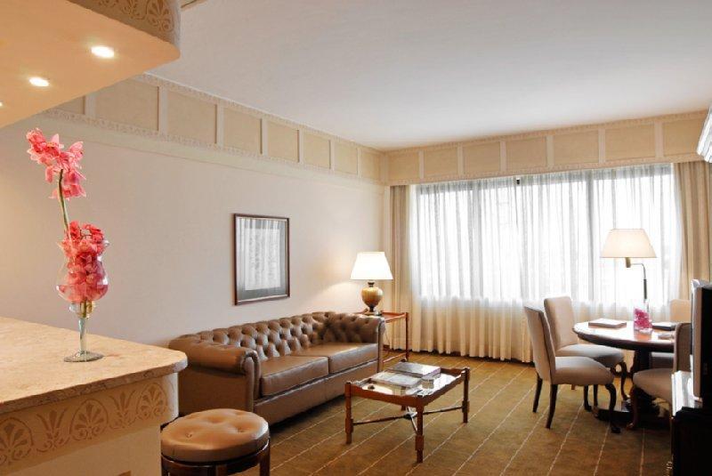Hotel Transamerica São Paulo Habitación foto A living room in a suite at the Ritz-Carlton, Boston