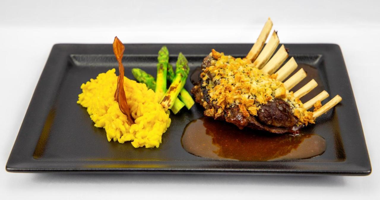 Hotel Transamerica São Paulo Exterior foto Rack of lamb with a crust of herbs and a yellow risotto